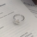 Bague ouverte minimaliste en argent sterling S925 avec un motif délicat de fleur évidée - Ouvert Réglable / Argenté