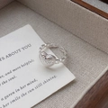 S925 Sterling Silber Herzring mit Hammerschlag-Textur und Kettendesign auf Beigem Stoff - Einstellbar Offen / Silber