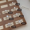 Zilveren ringen set met smaragd en hart geslepen zirkonia op houten display - Rechthoekige Stijl (D757) / Witte Zirkonia