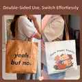 Braune Tyvek-Papiertasche mit Slogan und weiße Segeltuchtasche mit Welpenaufdruck - Welpen / Gebrochenes Weiß