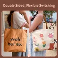 Zweiseitige Tragetasche mit brauner Tyvek-Textur und süßen Cartoon-Tiermotiven - Blumenhase Bär / Gebrochenes Weiß