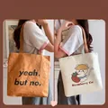 Zweiseitige DuPont Papiertasche mit Erdbeer-Katze und Slogan für Damen-Schulter - Erdbeere Katze / Gebrochenes Weiß