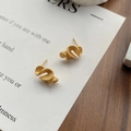 Minimalistische S925 Silber Ohrstecker mit mattgoldem gedrehtem Rüschendesign für Damen - Gold Matt Premium Stil