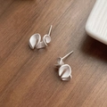 S925 Sterling Silber Ohrstecker mit Rüschenblatt und mattem Finish in 45-Grad-Ansicht - Silber Matt Premium Stil