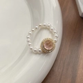 Anillo elástico de plata S925 con perlas blancas y gema rosa en engaste dorado - Talla única / Oro Rosa