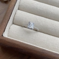 Anillo geométrico de plata S925 con circón rectangular en una caja de joyería de madera - Abierto Ajustable / Oro Blanco