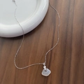 Collana in argento S925 con pendente nuvola in calcedonio bianco su sfondo di legno - Argento 925 / Oro Bianco