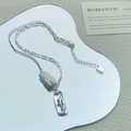 Elegante collar de plata de ley S925 con perla barroca y colgante de metal irregular - Plata 925 / Plateado
