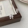 Eleganti orecchini a perno con fiocco in argento S925 su cornice in legno scuro - Argento 925 / Argento