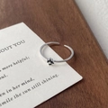 Anello regolabile in argento S925 con croce in zircone nero e stile minimalista - Aperto Regolabile / Argento