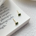 Elegante S999 Silber Avocado Ohrstecker mit Goldfinish auf einer Buchseite platziert - Gold