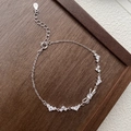 Elegante pulsera de plata S925 con lazo y circonitas brillantes en bandeja de madera - Plata 990 / Oro Blanco