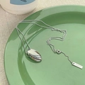 Elegant S925 sterling silver oval pendant necklace with a high-polished mirror finish on a chain - 925 Silver / White Gold