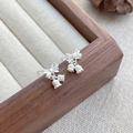 Elegante S925 Silber Maiglöckchen Ohrringe mit Schleife auf einem Holz-Schmuckständer - 925er Silber / Maiglöckchen Schleife Ohrstecker