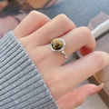 Anello geometrico in argento S925 con pietra occhio di tigre rotonda indossato al dito - Aperto Regolabile / Argento