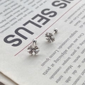 Orecchini a croce minimalisti in argento S925 con chiusura a vite e finitura vintage - Argento 925 / Argento Vintage Invecchiato
