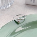 Minimalistischer S925 Sterlingsilber Ring mit polierter Perle auf grünem Keramikteller - Einstellbar Offen / Silber