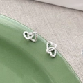 S925 Sterling Silber Ohrstecker mit ineinandergreifenden Herzen und Hammerschlag - 925er Silber / Silber
