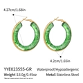Detailweergave van grote groene marmeren hars oorringen met waterdicht goudkleurig edelstaal - Groene Ringstijl (YYE023555-GR)