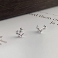 Orecchini a perno minimalisti in argento S925 a forma di croissant con chiusura a vite - Argento