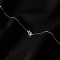 Collar minimalista de plata de ley S925 con colgante de doble estrella sobre tela negra - Oro Blanco / Plata 925