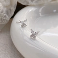 Elegante S999 Silber Schmetterling Ohrstecker mit funkelnden Zirkonia Steinen auf Spitze Dekor - Silber