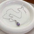 Collana in argento S925 con ciondolo a goccia viola su un piatto di ceramica bianca - Argento 925 / Set Collana Platino