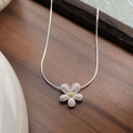 Collar de margaritas de plata de ley S925 con colgante bicolor en elegante cadena de serpiente - Collar de margaritas