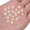 Dettagli di piccole perle a fiore con centro arancione per gioielli fai da te - 6mm Lato Singolo
