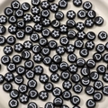 Perline piatte in acrilico nero 7x4mm con stelle e lune bianche per creazione gioielli - Base Nera Con Motivo Bianco