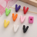 Perline a lettera V in acrilico colorato per creazione di braccialetti fai-da-te - Lettera V