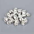 Makro-Detail kleiner silberner Kupferglocken mit Aufhängern für DIY-Schmuck und Handwerk - Zahl 6 / Silber
