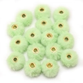 Set di 16 pompon in ecopelliccia verde menta con occhielli dorati per creazione gioielli - Pelliccia sintetica di coniglio / 5 Pezzi / Verde Chiaro (BFB45)