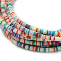 Gros plan de perles heishi colorées en pâte polymère pour la création de bracelets DIY - Mélange de Couleurs Claires