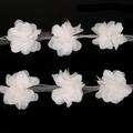 Pizzo con fiori 3D bianchi per accessori di abbigliamento DIY su sfondo nero - Larghezza Circa 5cm / Bianco