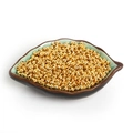 Primer plano de cuentas espaciadoras doradas en un plato de cerámica para joyería DIY - Diámetro 2.4mm Apertura 0.6mm Aprox 1000uds/Pack / Dorado