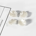 Makroansicht perlweißer Blumenblüten-ABS-Perlen für die DIY-Haarschmuckherstellung - S / 20 Stück/Packung (15x17mm) / Beige