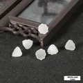 Vista dettagliata di sei perline a fiore in vetro di giada bianca per forcine fai-da-te - 10 Pezzi/Confezione / Bianco Giada