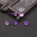 Fünf lila Glasblumen-Perlen für DIY-Schmuck auf einem Vintage-Hintergrunddekor - 10mm x 7mm / Farbverlauf Lila