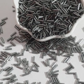 Macro-opname van zilvergrijze staafkralen die uit een witte kom vallen voor DIY-sieraden - Maat 3 Staaf 2x7mm / donkergrijs