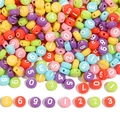 Perline colorate in acrilico con lettere e numeri per la creazione di gioielli DIY - Multicolore Solido + Numeri Bianchi