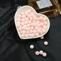 Perles de bijoux DIY en acrylique rose clair lisse sur un plateau en forme de cœur - Rose