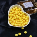 Perles acryliques jaune vif dans un bol en cœur pour bijoux DIY et bracelets créatifs - Jaune Foncé