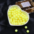 Perles rondes en acrylique jaune fluo dans un bol en cœur pour bijoux artisanaux - Light jaune