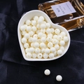 Perles blanches en acrylique pour bijoux DIY présentées dans un bol en forme de cœur - Poche zippée