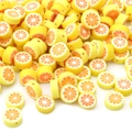 Vista macro di perle in pasta polimerica al limone con trame dettagliate per gioielli fai-da-te - 30 Pezzi/Confezione / 10x10x4mm / Stile Arancia