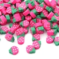 Dettaglio di perline a fragola in argilla polimerica rosa con pois bianchi per gioielli - 30 Pezzi/Confezione / 12x10x4mm / Stile Fragola