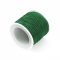 Donkergroen gevlochten koord op een witte spoel voor DIY sieraden en handwerk - 1 Stuk / Grasgroen