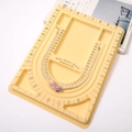 Collier de perles blanches avec pendentif pétale sur plateau de conception de bijoux - Plateau de Design Rectangulaire (Jaune/1 Pièce)