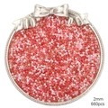 Mischung aus roten 2mm Perlen für DIY-Schmuck in einem silbernen Dekoteller - Grapefruit-Farbe